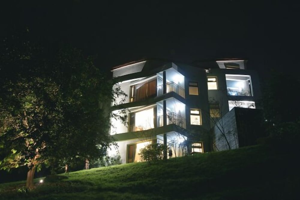 숙박 시설 정면 - 저녁/밤