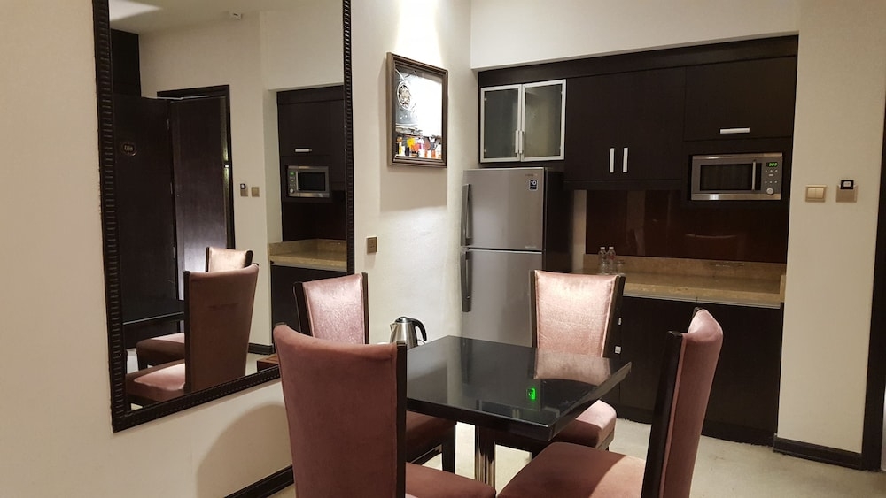 객실 내 식사 공간