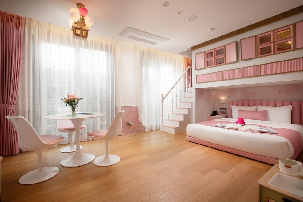 객실 내 식사 공간