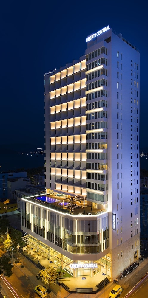 숙박 시설 정면 - 저녁/밤