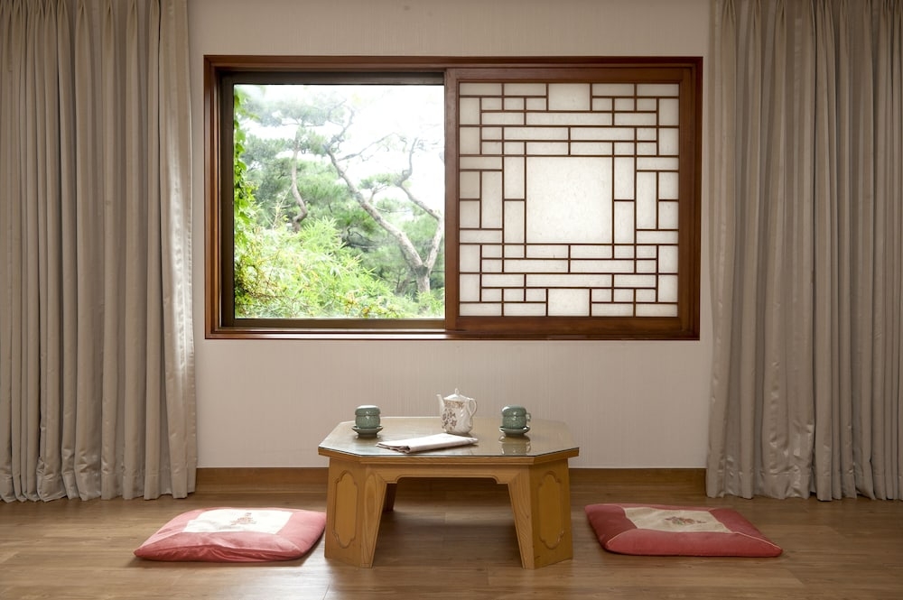 객실 내 식사 공간