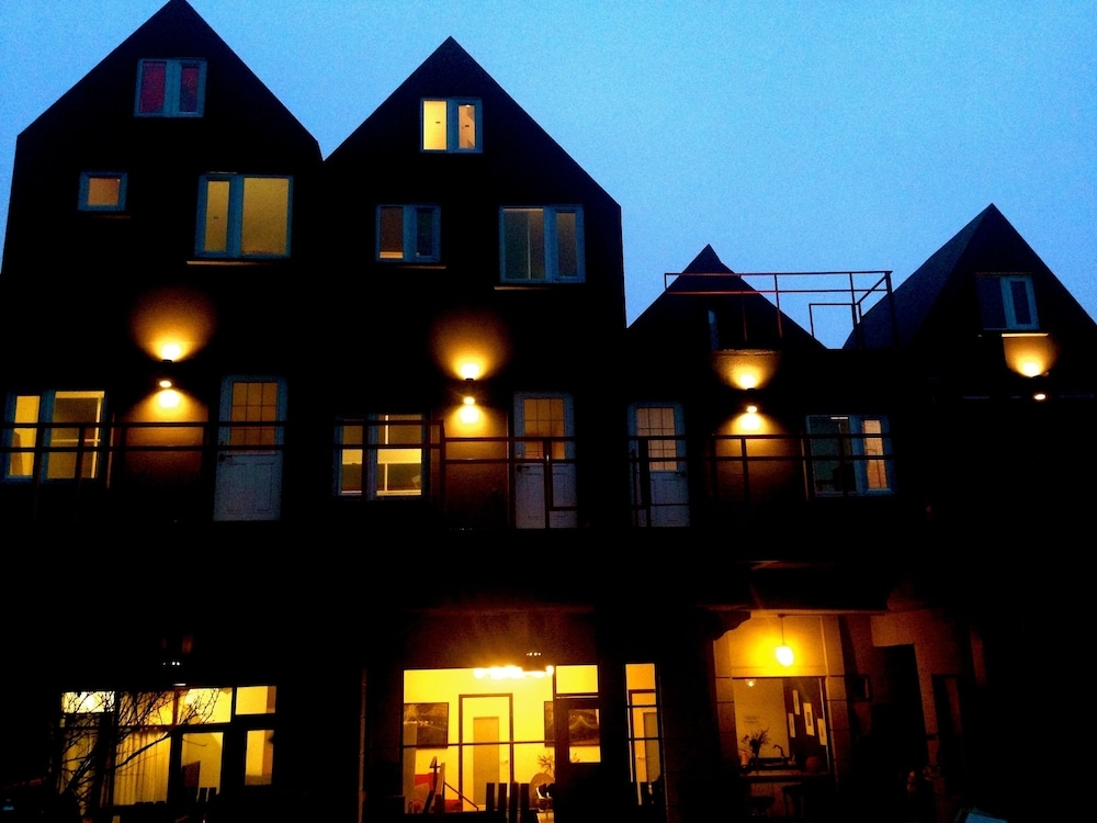 숙박 시설 정면 - 저녁/밤