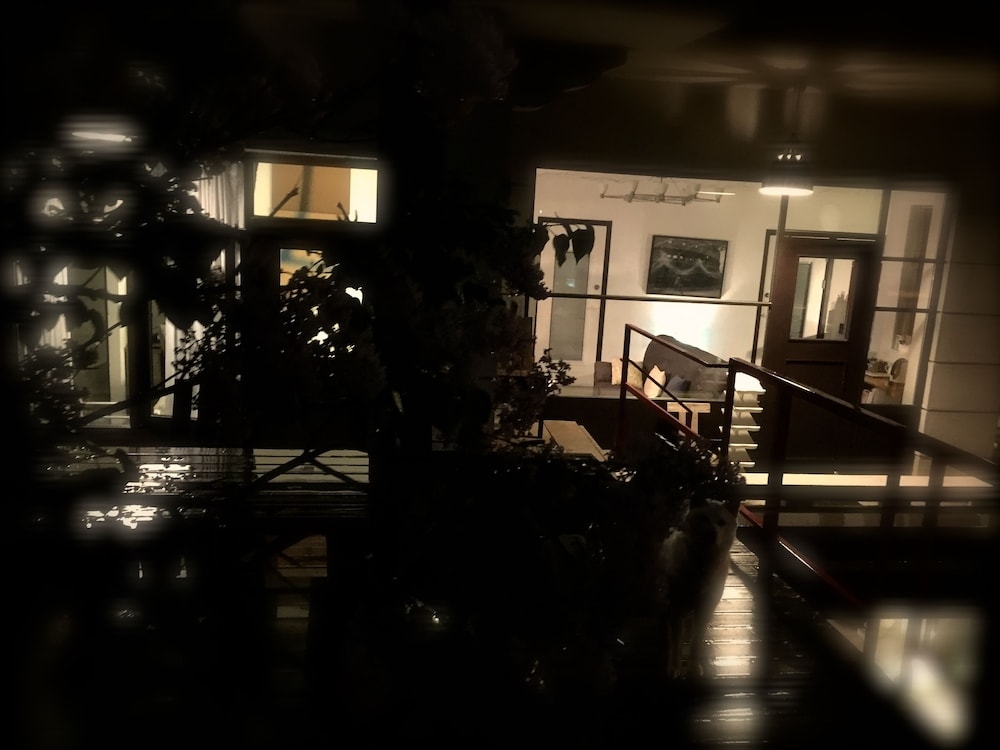 숙박 시설 정면 - 저녁/밤