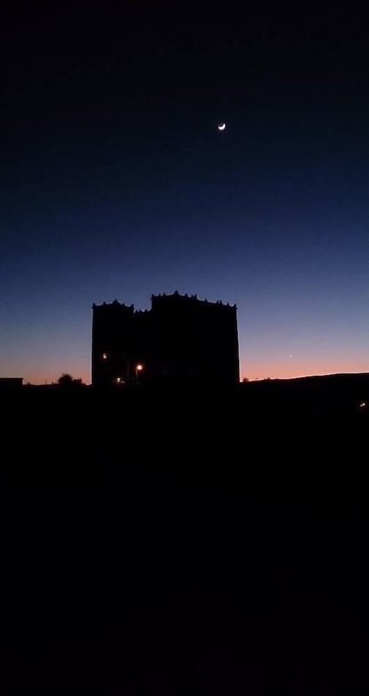 숙박 시설 정면 - 저녁/밤