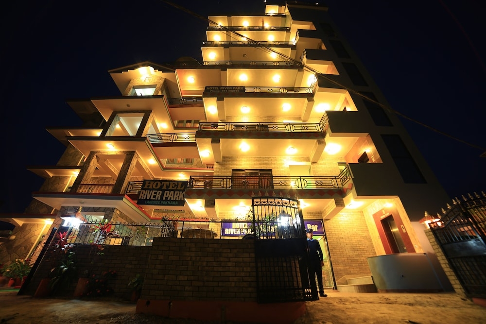 숙박 시설 정면 - 저녁/밤