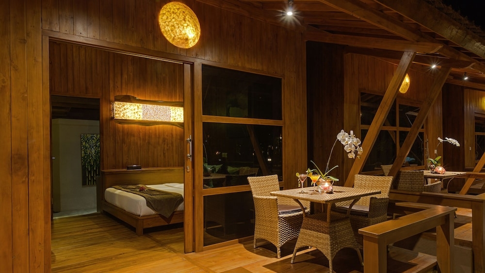 객실 내 식사 공간