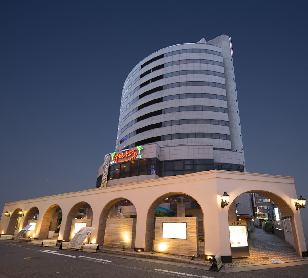 숙박 시설 정면 - 저녁/밤