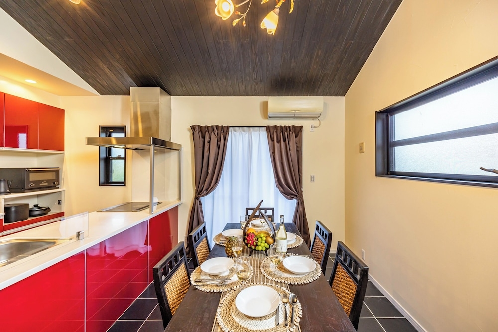 객실 내 식사 공간