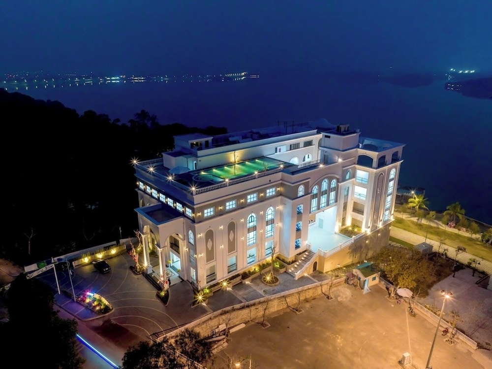 숙박 시설 정면 - 저녁/밤