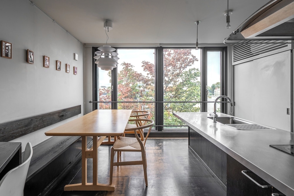 객실 내 식사 공간