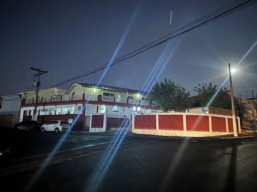 숙박 시설 정면 - 저녁/밤