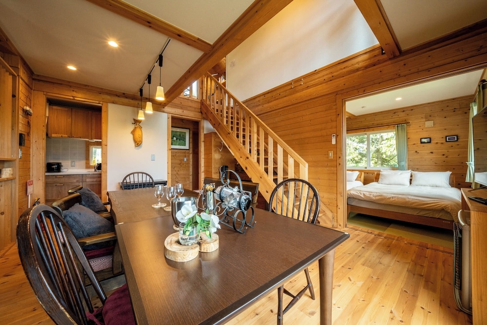 객실 내 식사 공간