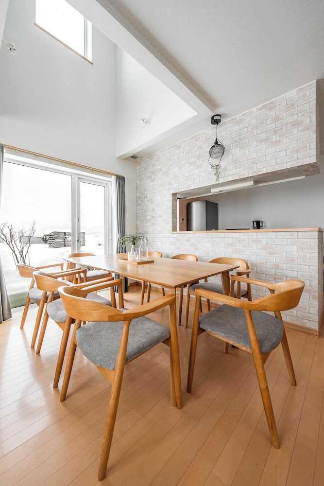 객실 내 식사 공간