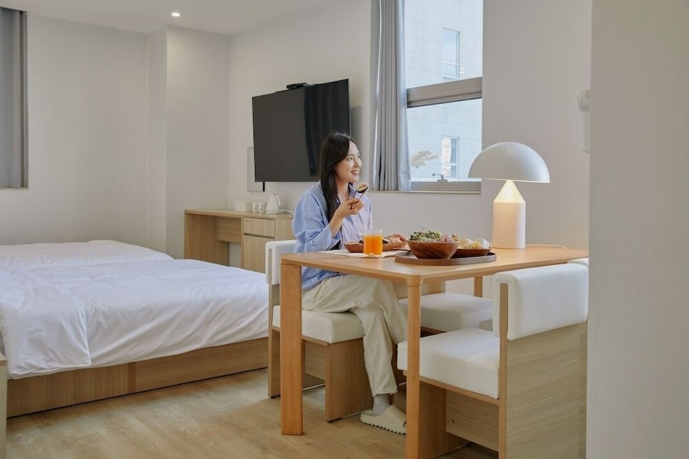 객실 내 식사 공간