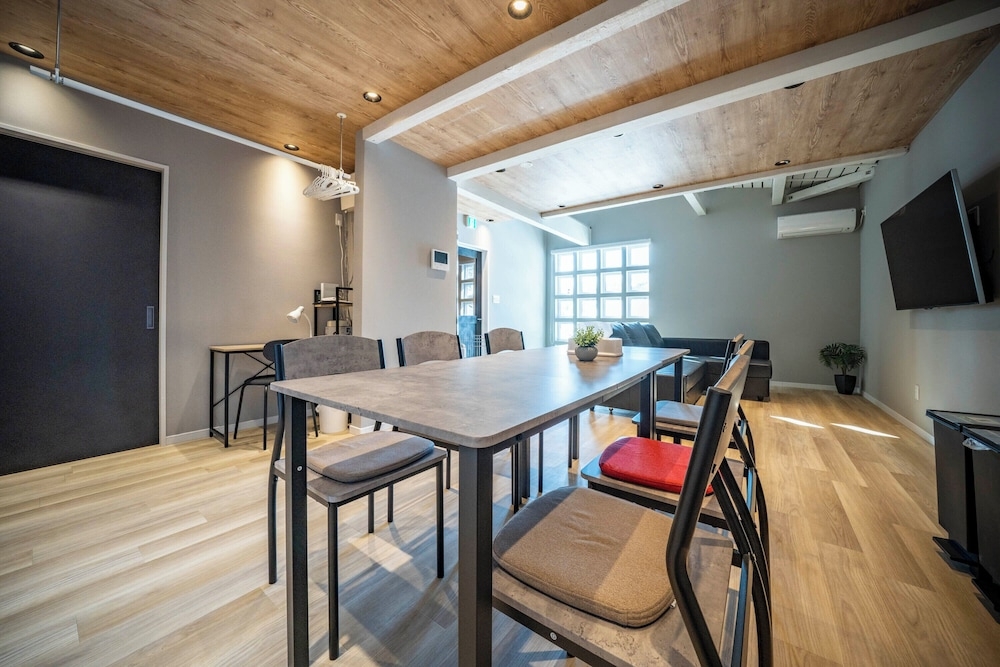 객실 내 식사 공간