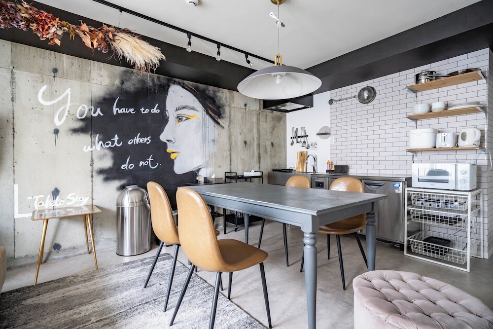 객실 내 식사 공간