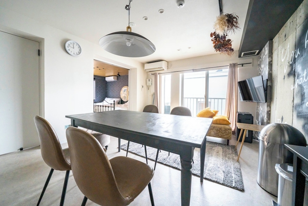 객실 내 식사 공간