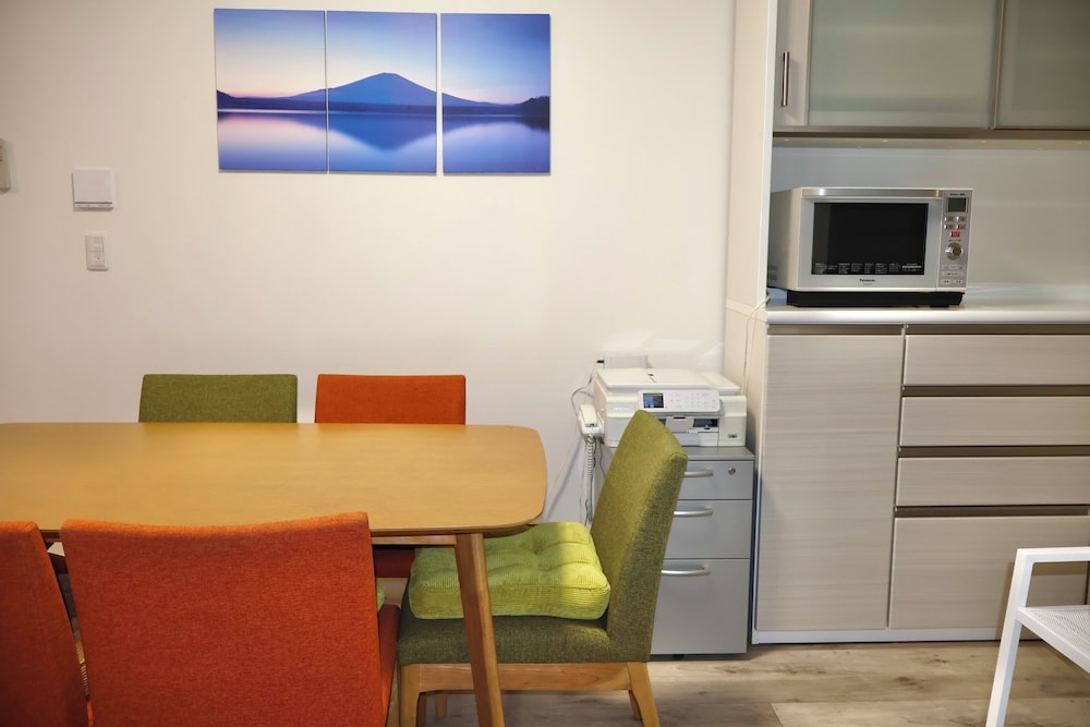 객실 내 식사 공간