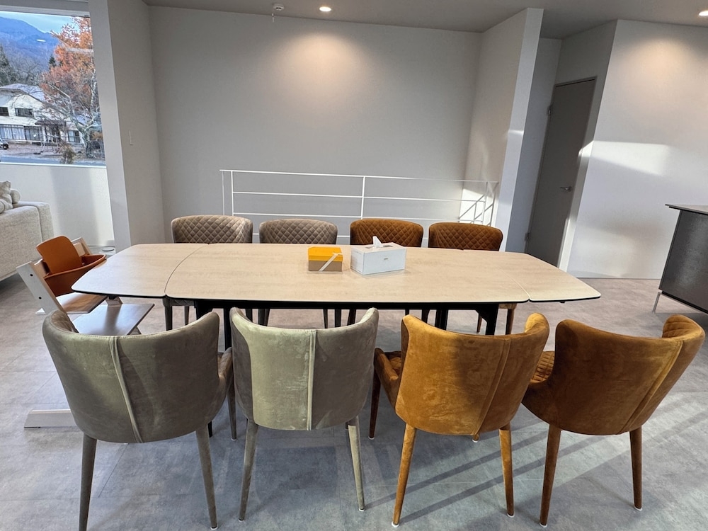 객실 내 식사 공간