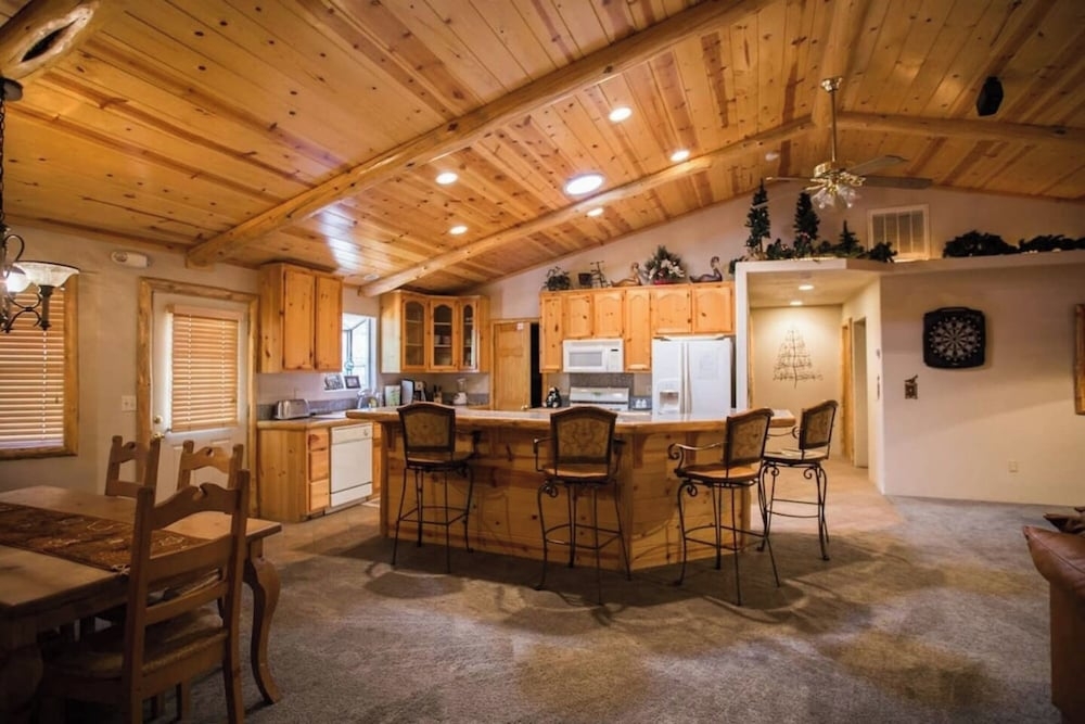 객실 내 식사 공간