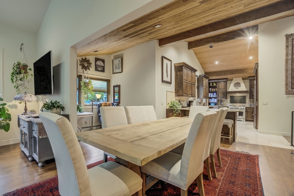 객실 내 식사 공간