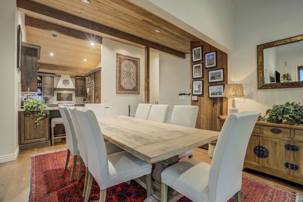 객실 내 식사 공간