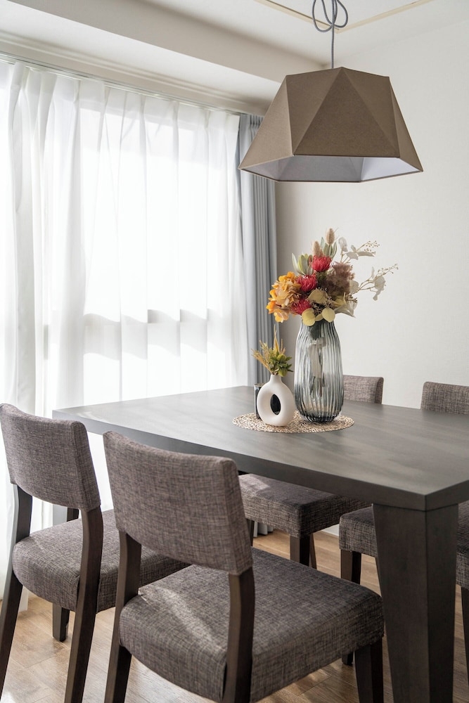 객실 내 식사 공간