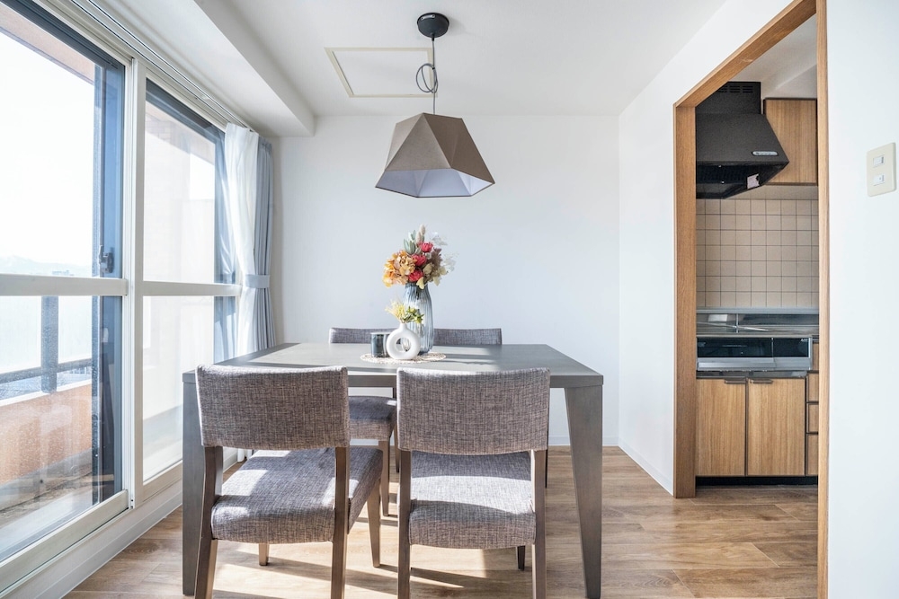 객실 내 식사 공간