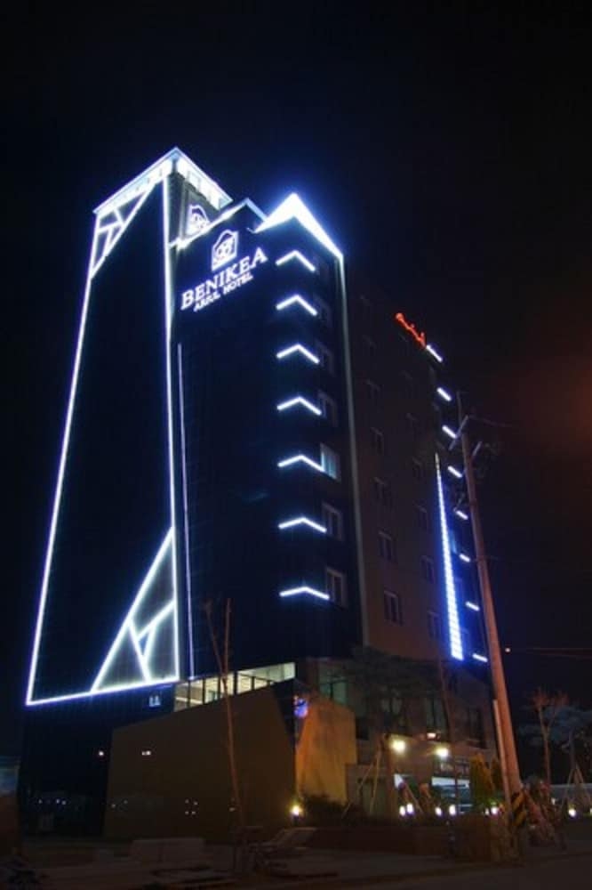 숙박 시설 정면 - 저녁/밤