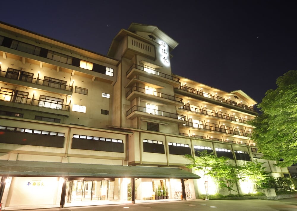 숙박 시설 정면 - 저녁/밤