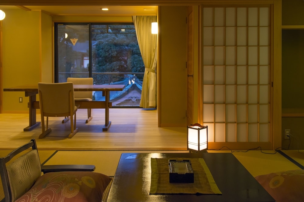 객실 내 식사 공간