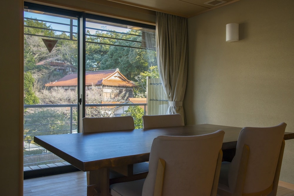 객실 내 식사 공간