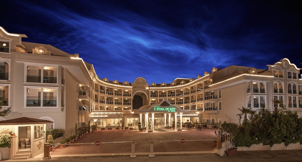 숙박 시설 정면 - 저녁/밤