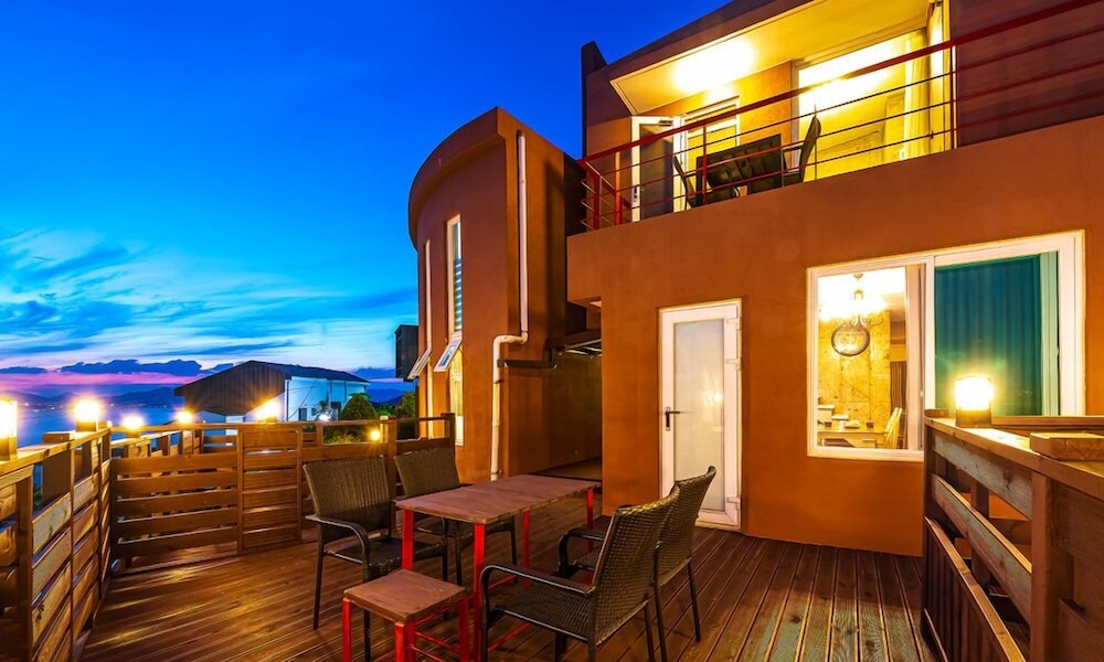 숙박 시설 정면 - 저녁/밤