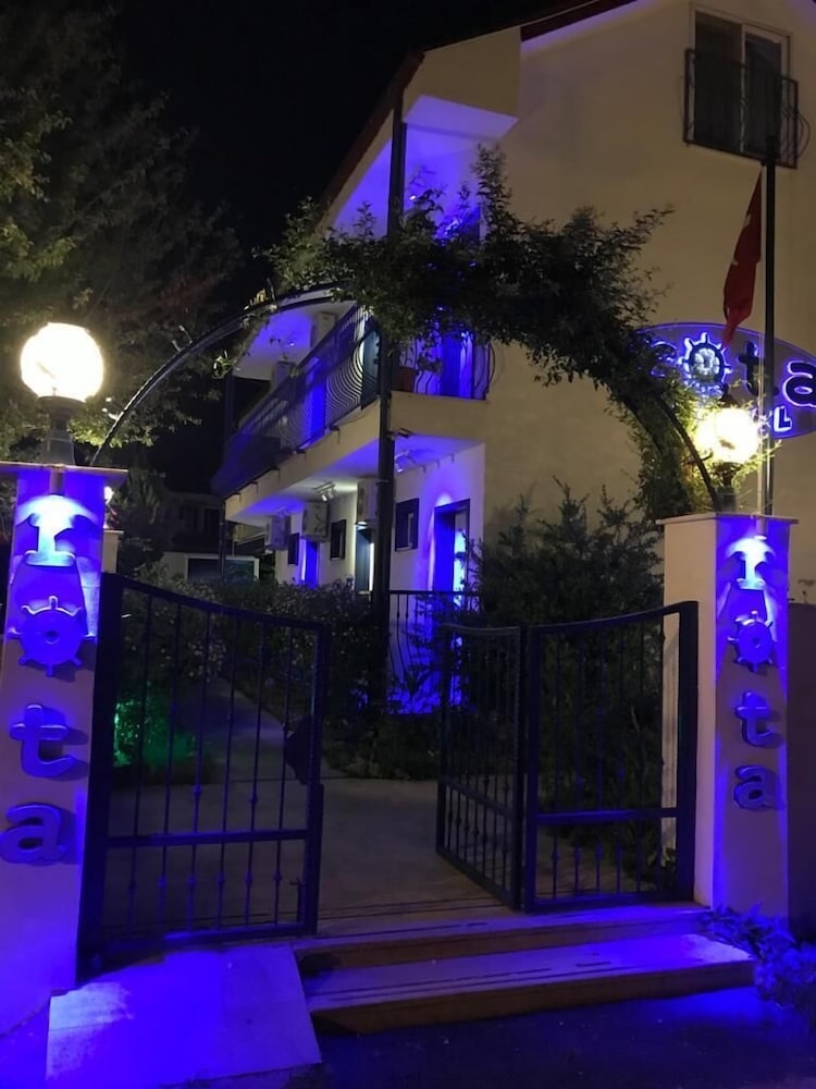 숙박 시설 정면 - 저녁/밤