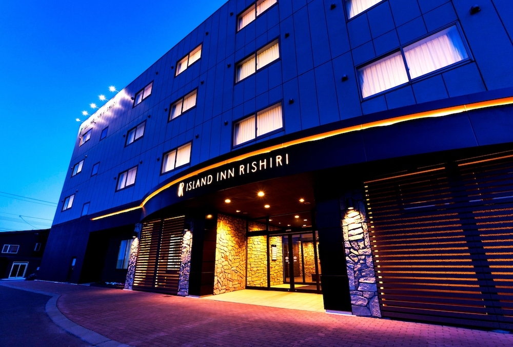 숙박 시설 정면 - 저녁/밤