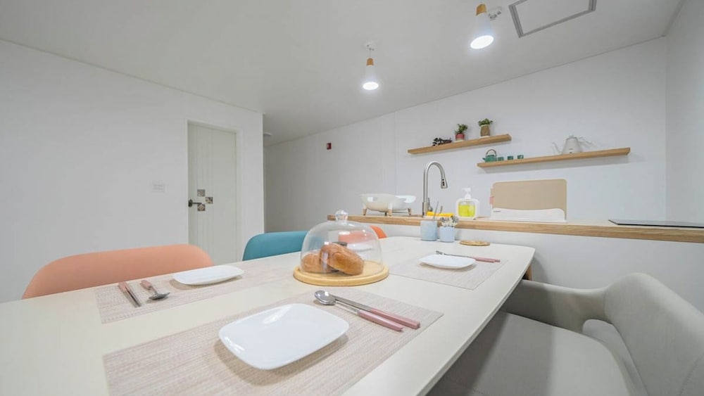 객실 내 식사 공간