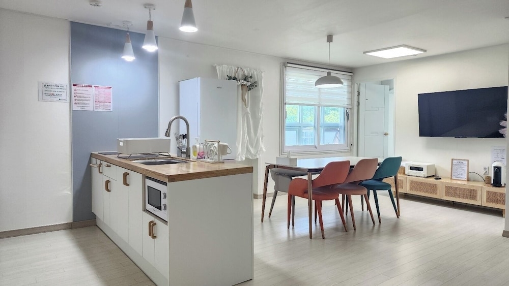 객실 내 식사 공간