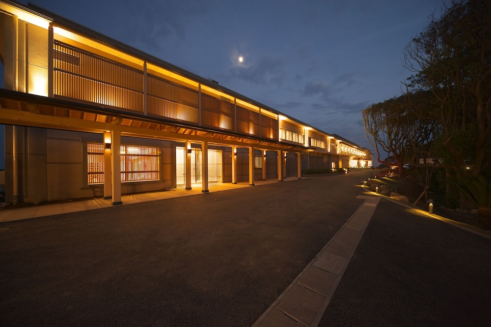 숙박 시설 정면 - 저녁/밤