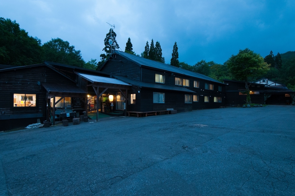 숙박 시설 정면 - 저녁/밤