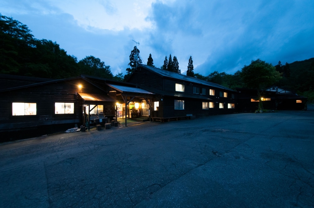 숙박 시설 정면 - 저녁/밤