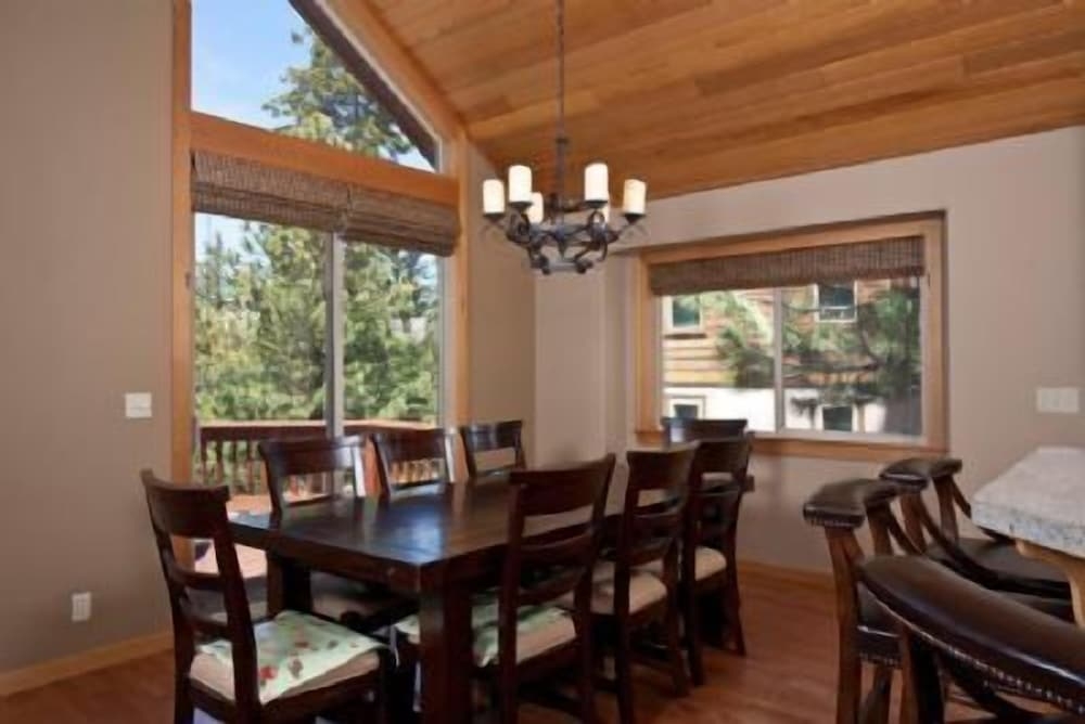 객실 내 식사 공간