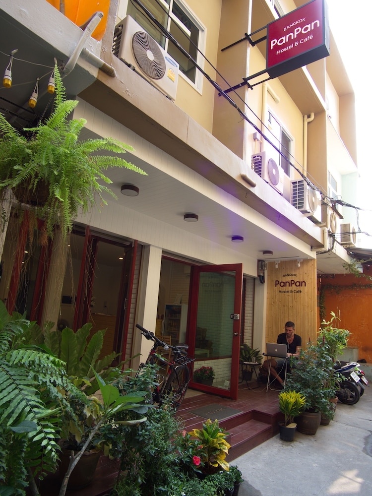 숙박 시설 입구