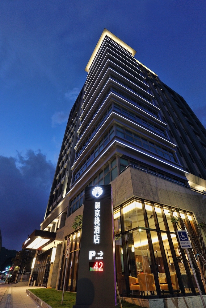 숙박 시설 정면 - 저녁/밤