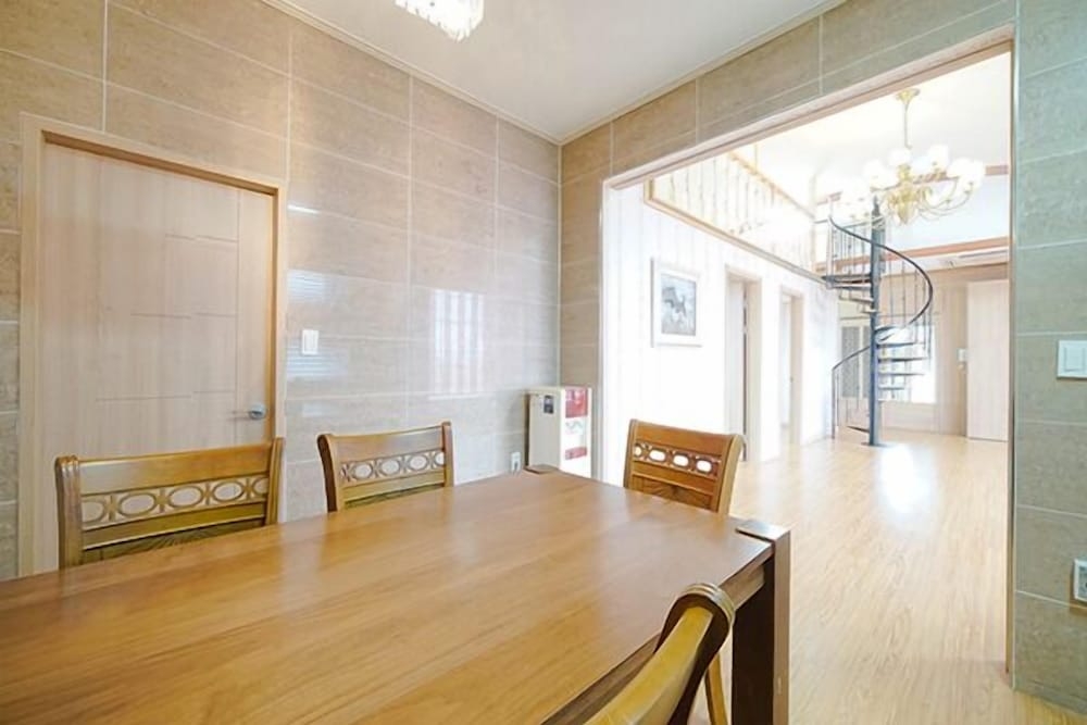 객실 내 식사 공간