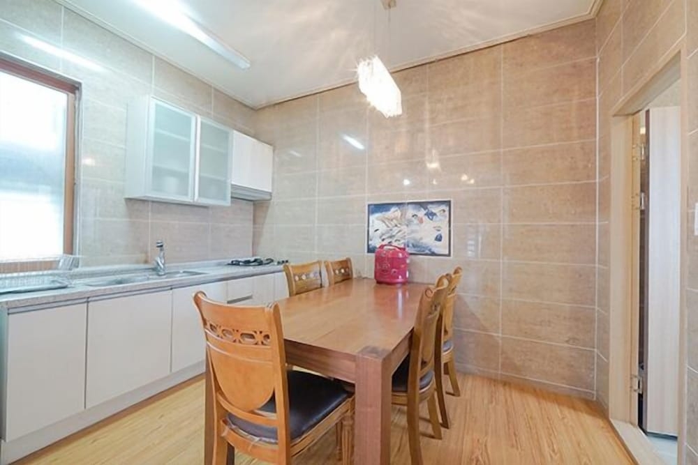 객실 내 식사 공간