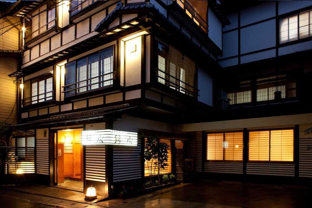 숙박 시설 정면 - 저녁/밤