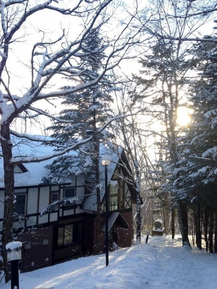 숙박 시설 정면 - 저녁/밤