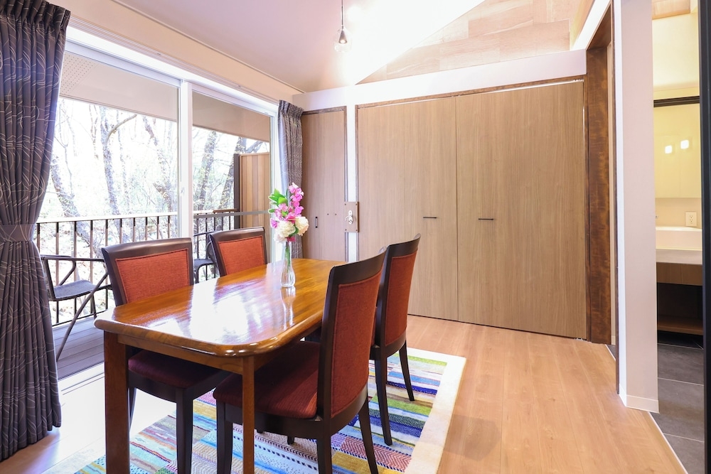 객실 내 식사 공간