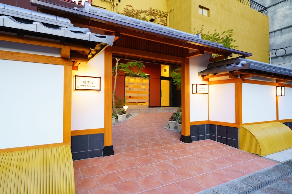 숙박 시설 입구